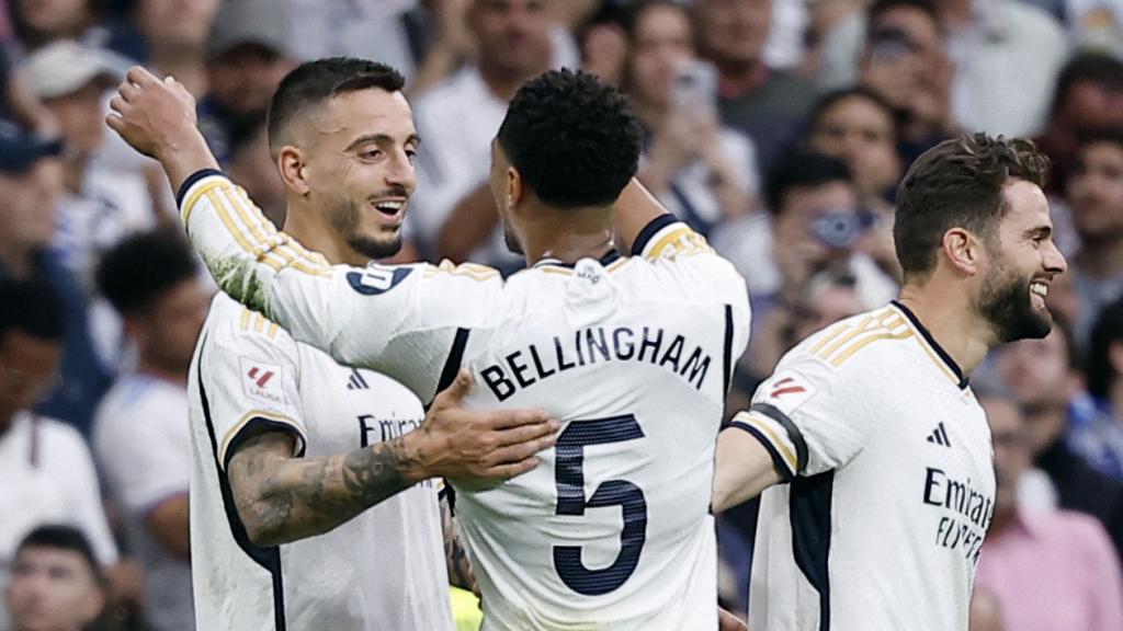 Joselu es felicitado por Nacho y Jude Bellingham.