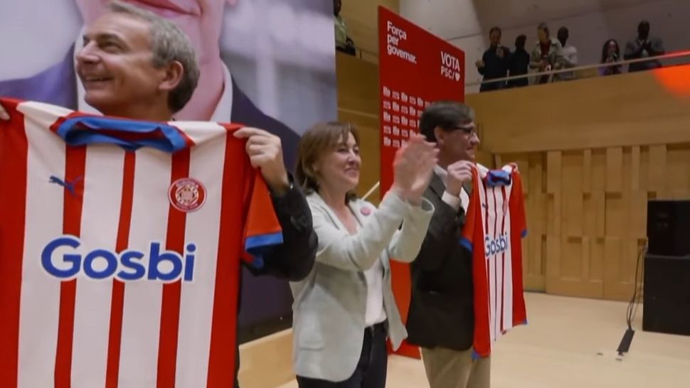 José Luis Rodríguez Zapatero (i) y Salvador Illa (d) mostrando la equipación del Girona F.C.