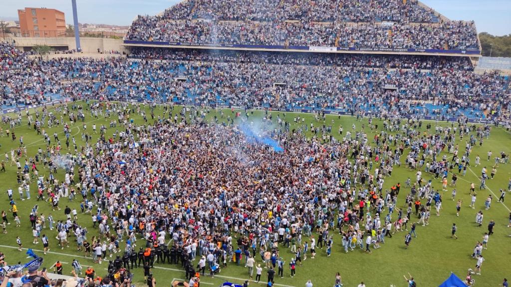 Multitudinaria invasión de campo al finalizar el partido. EE