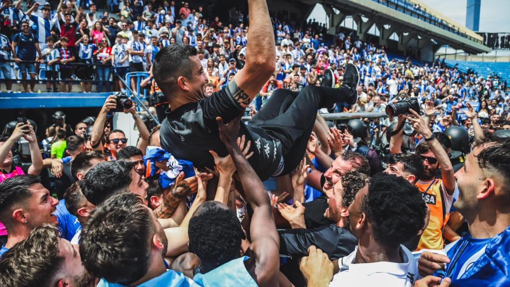 Rubén Torrecilla, manteado por sus jugadores. EE