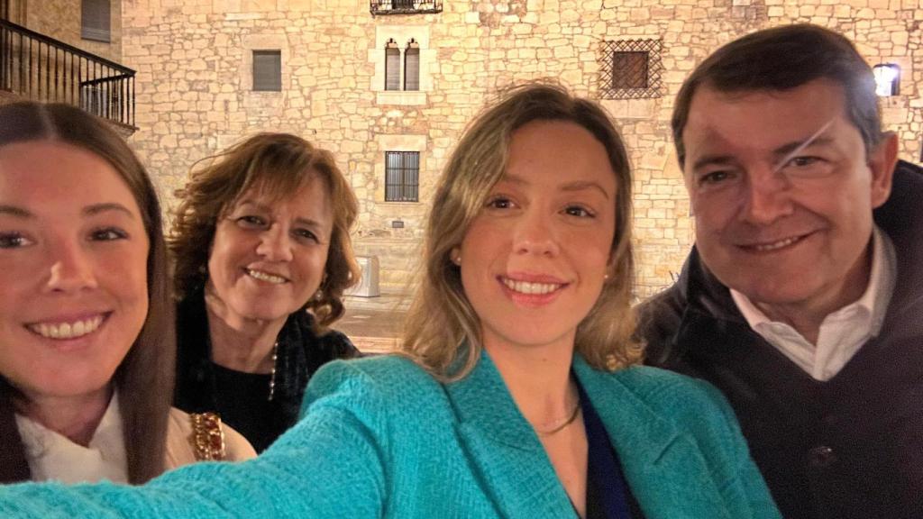 Mañueco publica una foto con su mujer e hijas en el Día de la Madre
