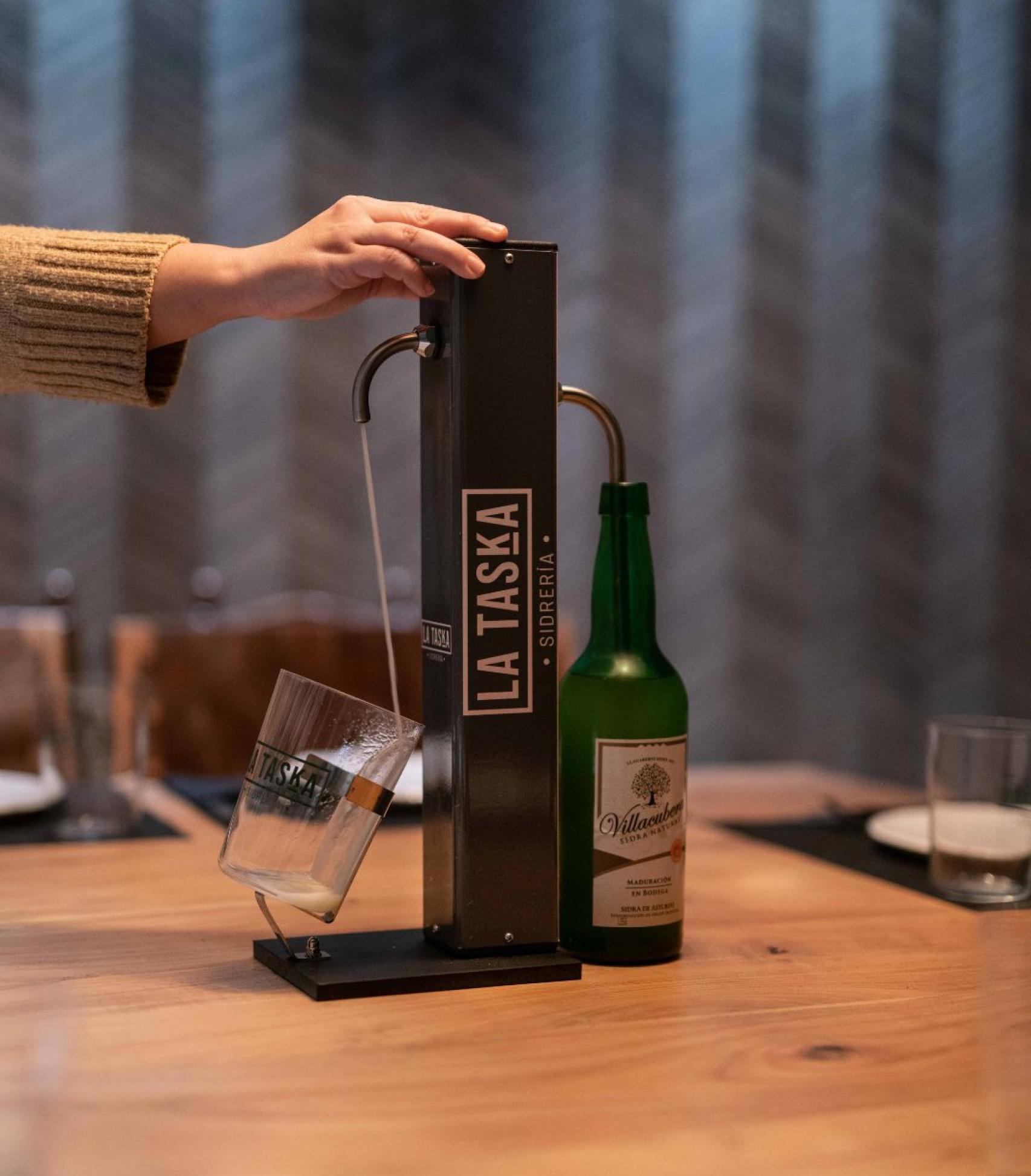 Artefacto con el que se sirve la sidra en La Taska. EE