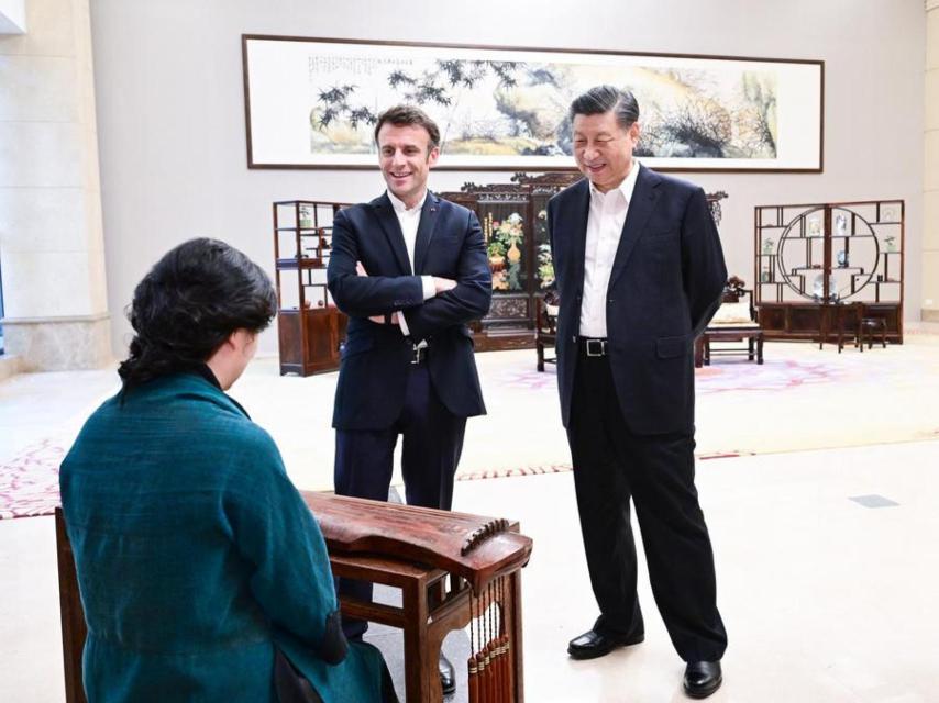 El presidente de China, Xi Jinping, con el presidente de Francia, Emmanuel Macron, el 5 de mayo de 2024.