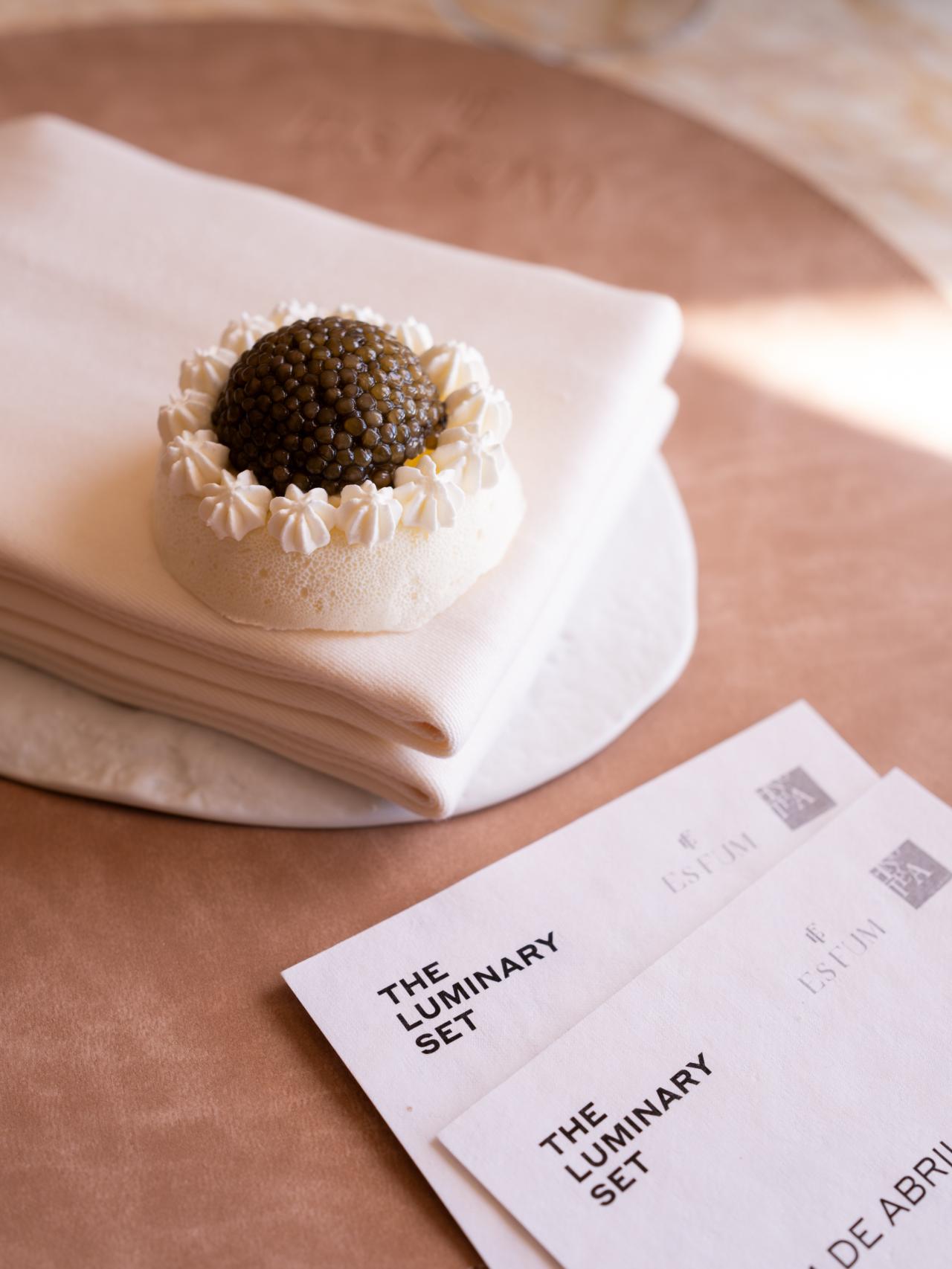 Patata, judía y caviar, el entrante de Paco Pérez en la cena a cuatro manos en el St. Regis Mardavall.