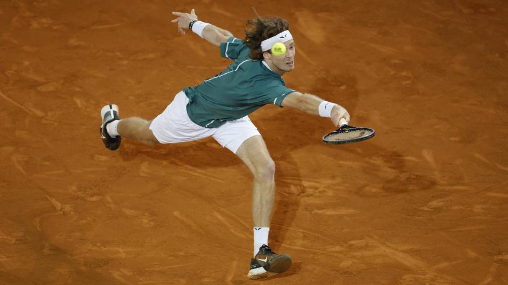 Rublev ejecuta un revés.
