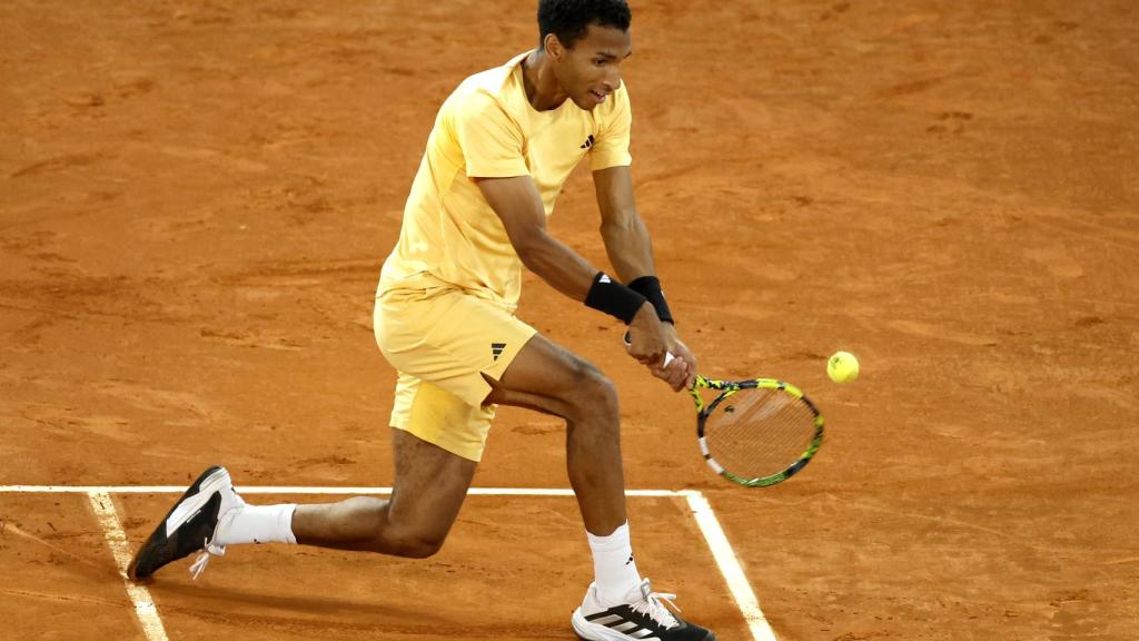 Auger-Aliassime golpea la pelota.