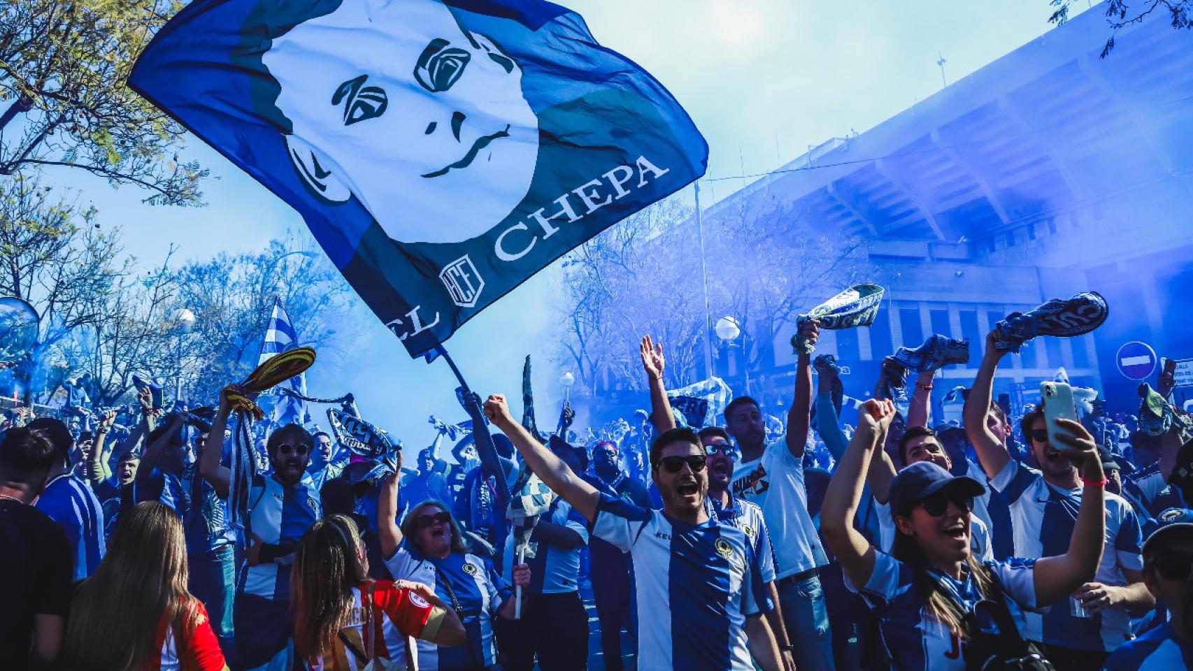 Humo, bufandas y euforia por el ascenso: así ha sido el espectacular recibimiento de los aficionados del Hércules