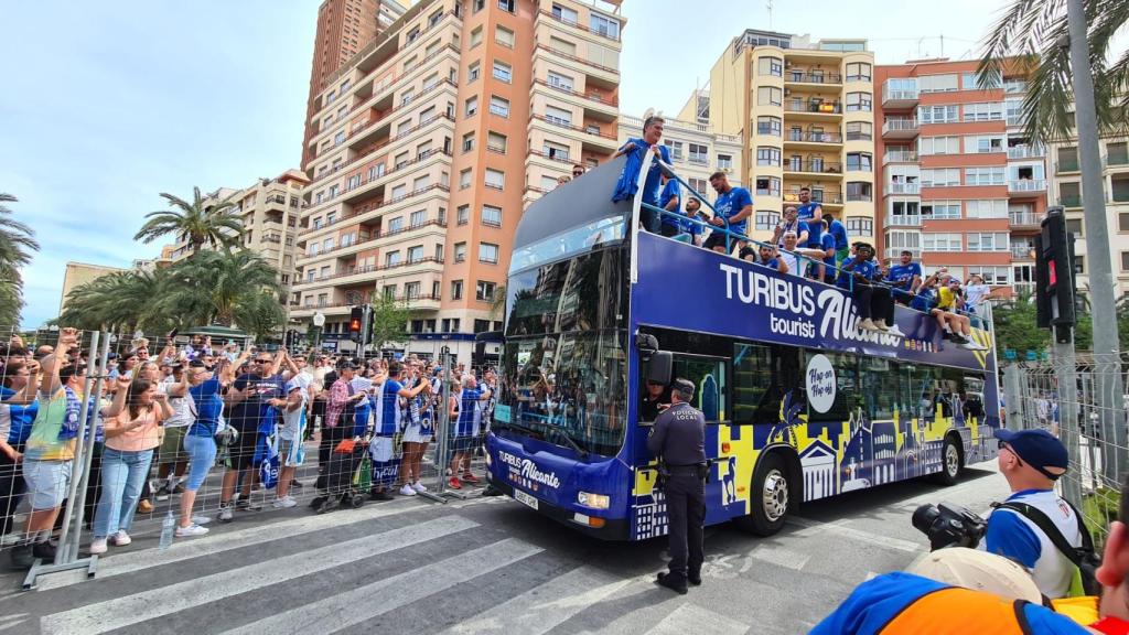 Más de 20.000 aficionados enloquecen con el ascenso del Hércules y revientan la Plaza de Los Luceros