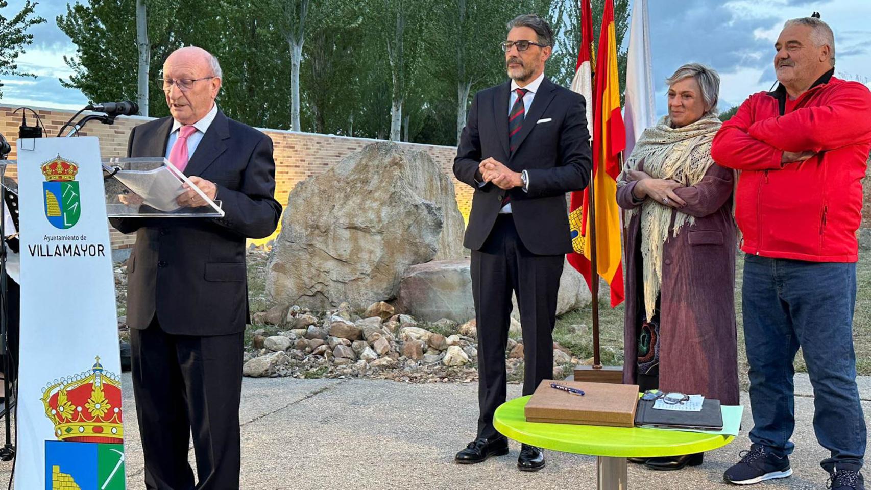 Villamayor inicia sus fiestas con el pregón oficial a cargo del exalcalde José Diego