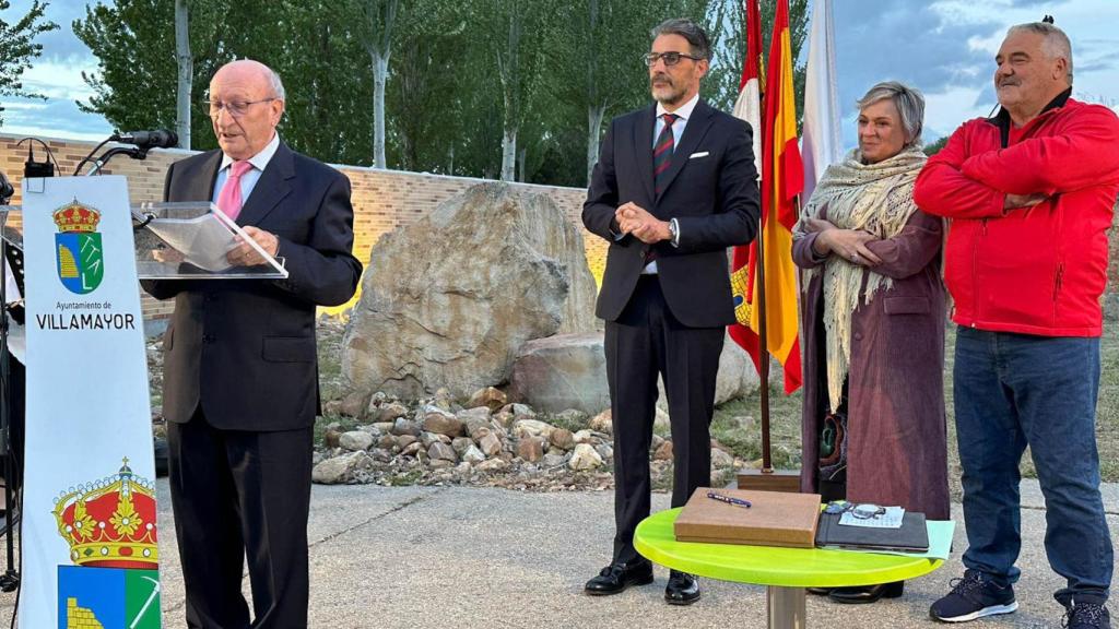 Villamayor inicia sus fiestas con el pregón oficial a cargo del exalcalde José Diego
