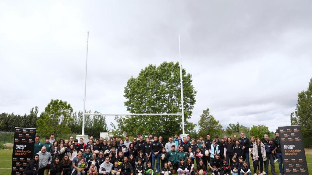 Foto de familia en la jornada de rugby inclusivo en los campos de Pepe Rojo, con la colaboración de la Fundación Renault Group