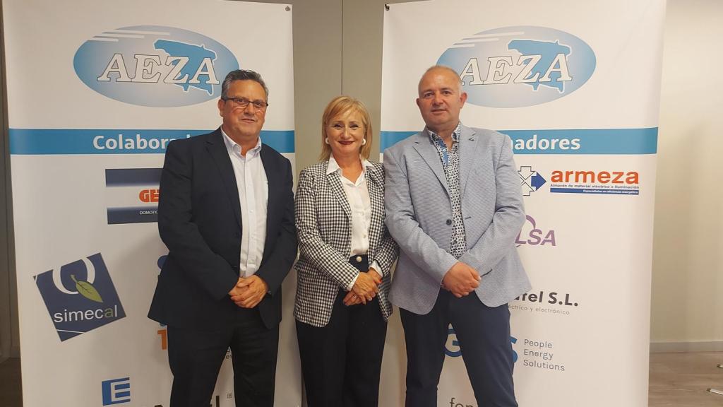 La delegada territorial de la Junta de Castilla y León en Zamora, Leticia García, asistió a la comida organizada por AEZA, junto a representantes del sector