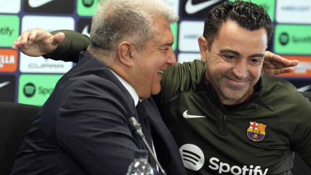 Laporta y Xavi se dan un abrazo en sala de prensa
