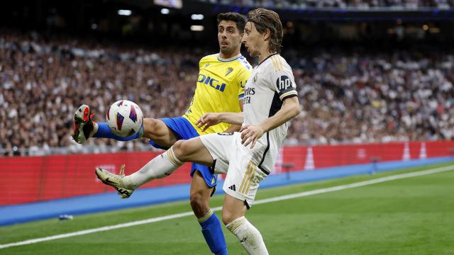 Modric realiza un toque frente al Cádiz.