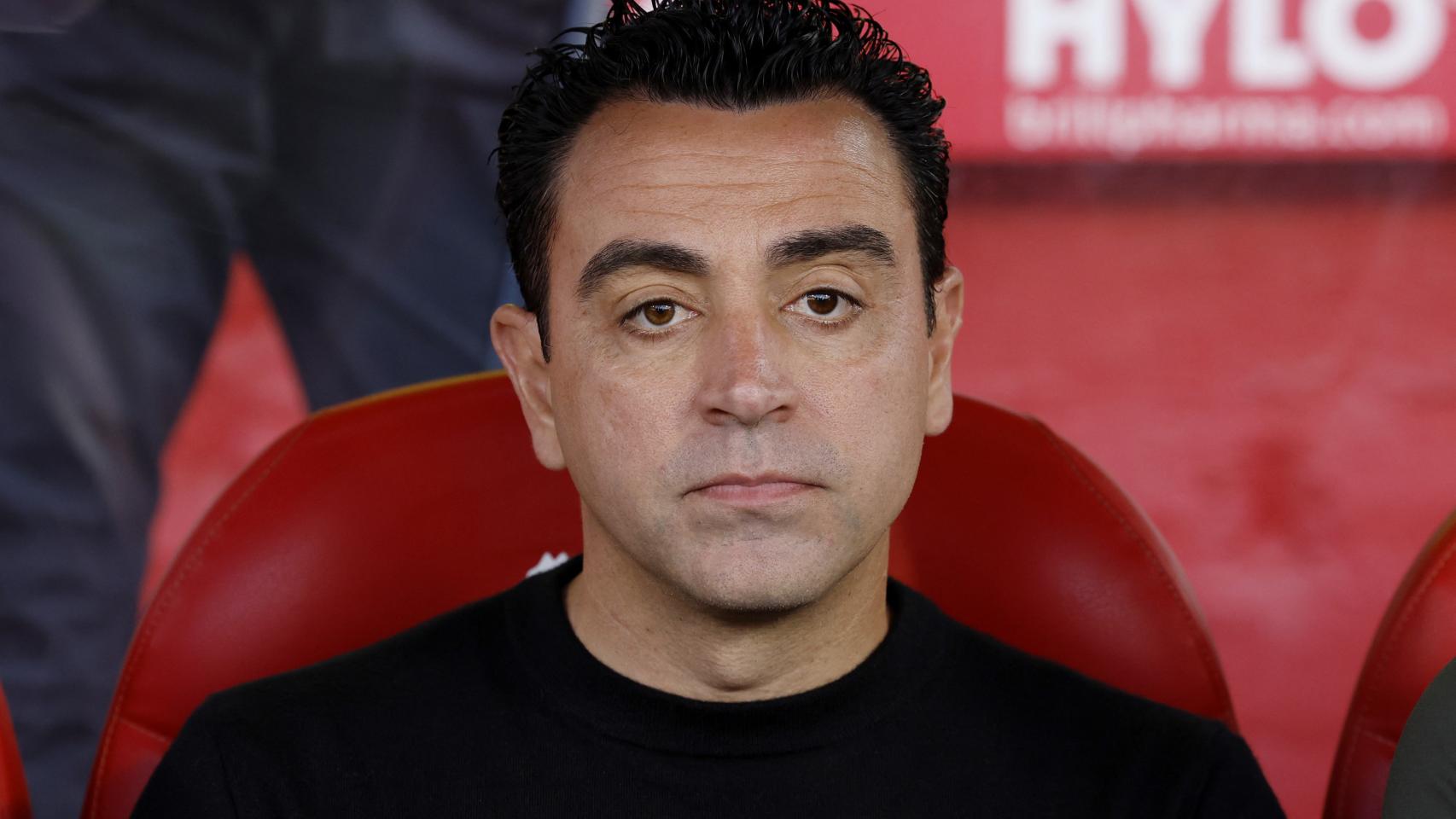 Xavi Hernández, con gesto serio en el banquillo.