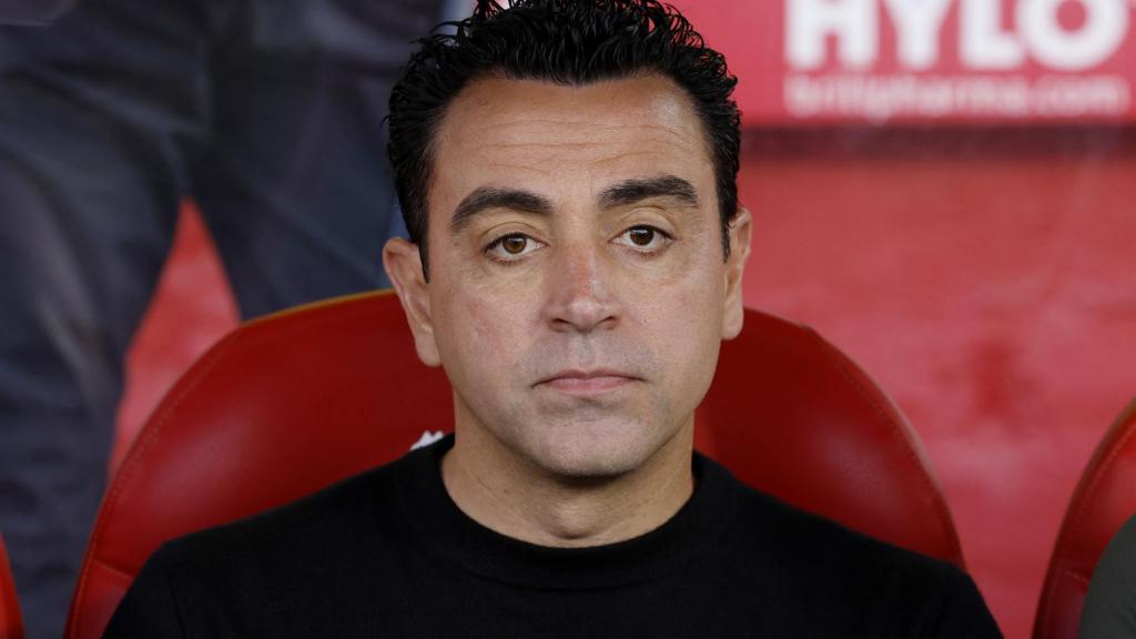 Xavi Hernández, con gesto serio en el banquillo.