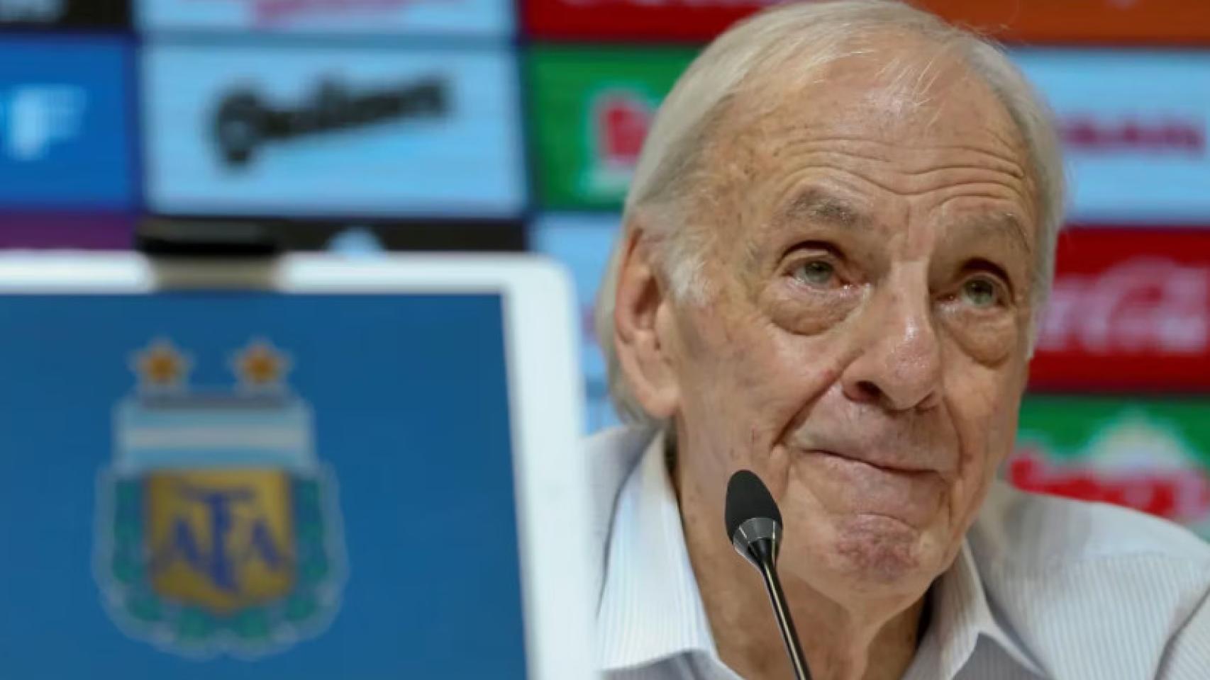 César Luis Menotti, en una rueda de prensa.