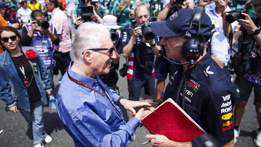 Piero Ferrar, hijo de Enzo Ferrari, saluda a Adrian Newey en el paddock de Miami