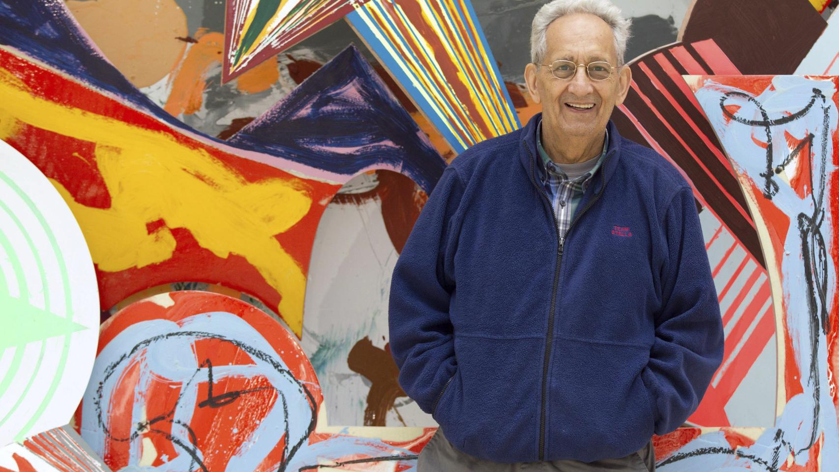 Frank Stella posando junto a una de sus obras en el Museo de Artes en Wolfsburgo (Alemania). EFE/Matthias Leitzke