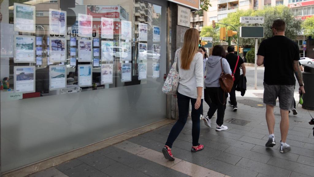 Anuncios de viviendas en venta en una inmobiliaria, a 15 de abril de 2024.