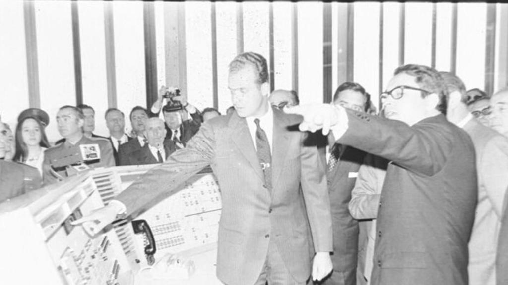 El entonces príncipe de España, Juan Carlos, en la inauguración de la antena de Buitrago de Lozoya.