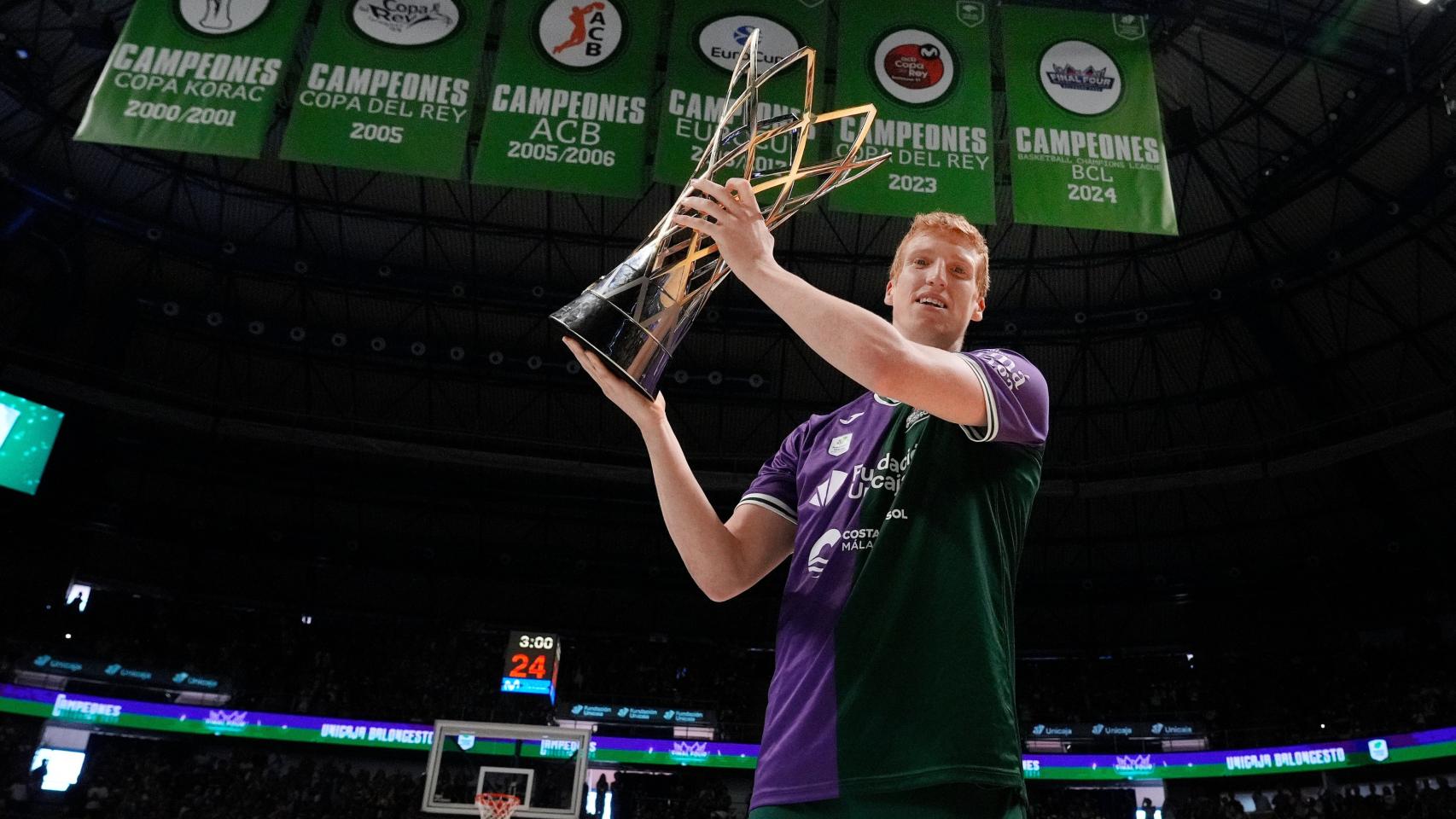 El capitán, con el trofeo.