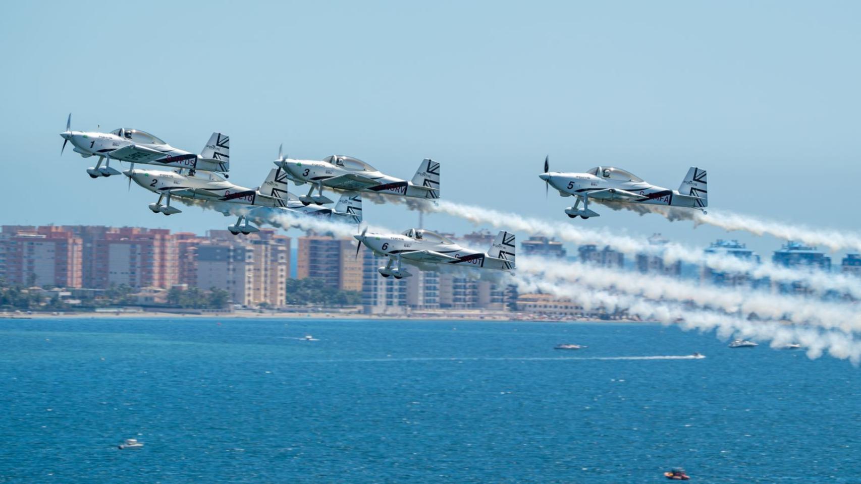 El equipo de exhibición acrobática Team Raven surca los cielos del Mar Menor en el Festival Aéreo de San Javier.