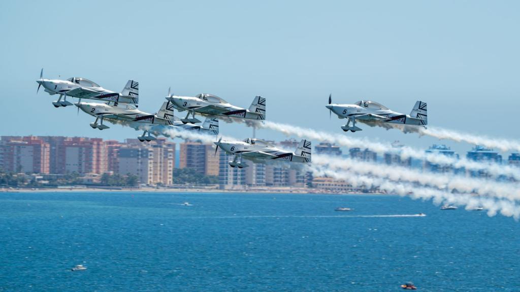 El equipo de exhibición acrobática Team Raven surca los cielos del Mar Menor  en el Festival Aéreo de San Javier.