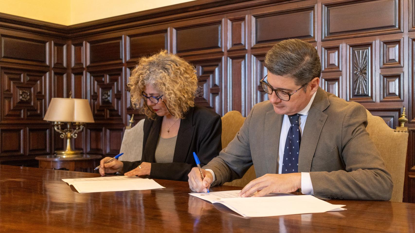 El delegado de Economía, Comercio y Consumo, Álvaro Pimentel, firma un convenio con la presidenta de la FAS, Antonio Rubio Vázquez.