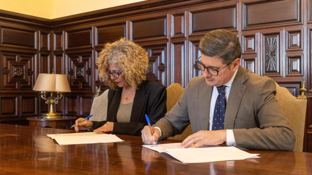 El delegado de Economía, Comercio y Consumo, Álvaro Pimentel, firma un convenio con la presidenta de la FAS, Antonio Rubio Vázquez.