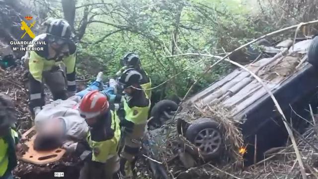 Los bomberos, este miércoles 1 de mayo, rescatando a la chica que viajaba en el Peugeot 406 que conducía un menor de edad, de 16 años, que se saltó un control de la Guardia Civil porque iba bebido y drogado.
