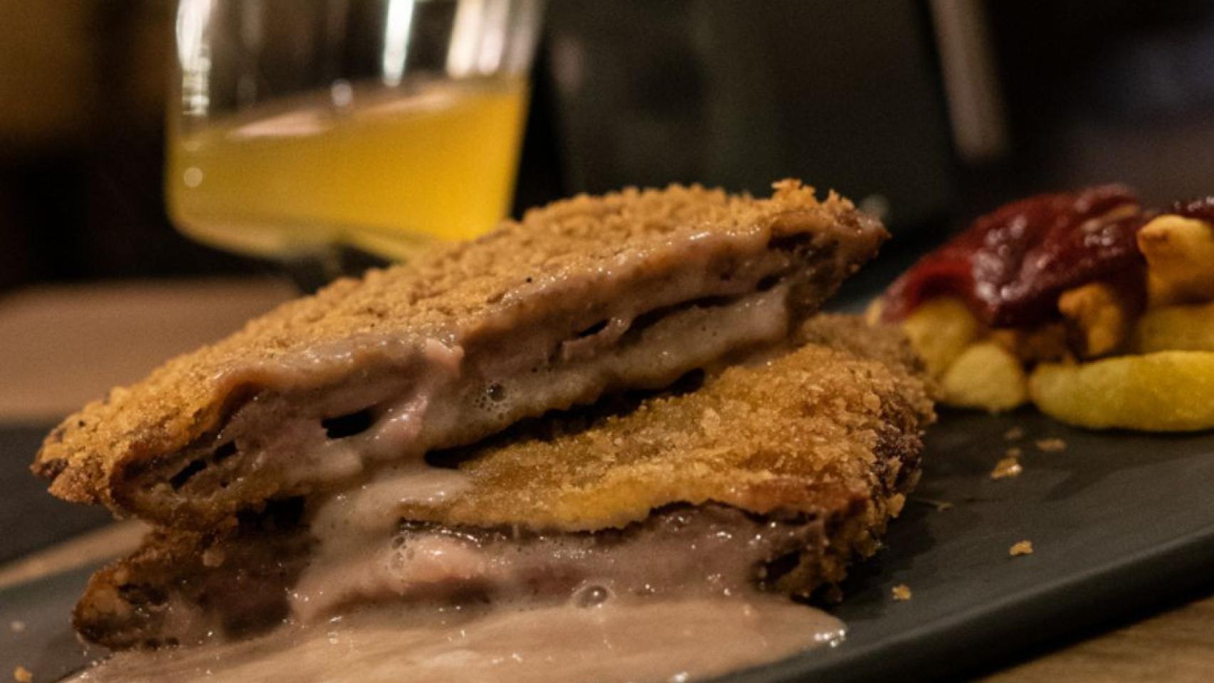 El mejor cachopo de Valencia lo sirven en esta sidrería de la ciudad: te sentirás como en Asturias