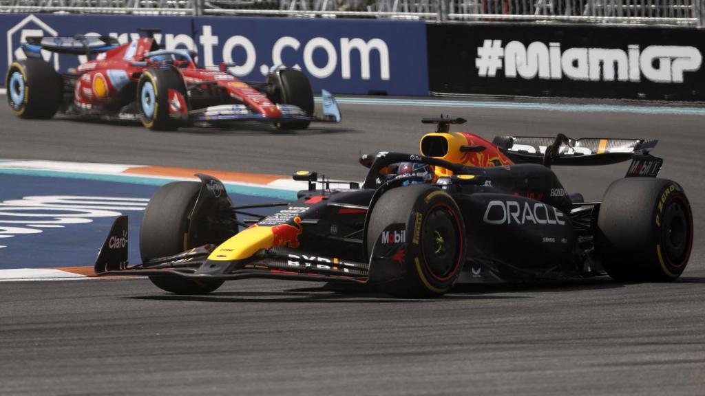 Verstappen, con Leclerc al fondo.