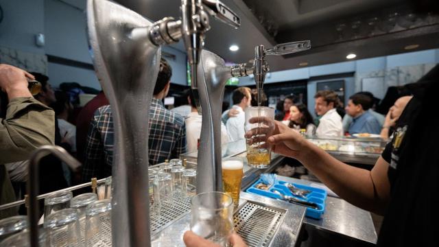 Un camarero sirve cervezas, en una imagen de archivo.