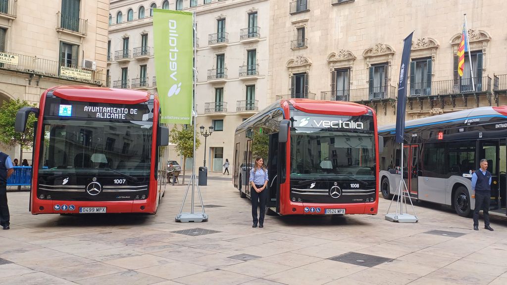 Tres de los cuatro nuevos autobuses.