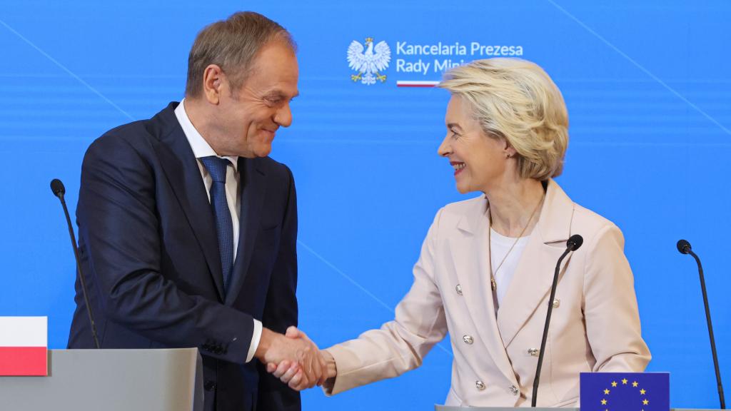 La presidenta Ursula von der Leyen saluda al primer ministro polaco, Donald Tusk, durante su reciente visita a Varsovia