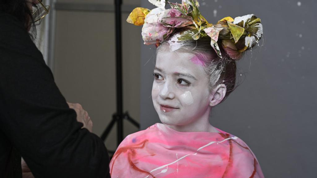 Lita Cabellut con una de las modelos para su serie 'La niña en la mirada'. Foto: Eddy Wenting