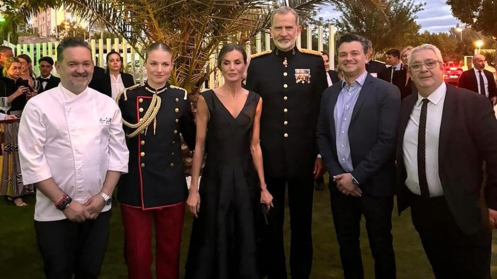 Los Reyes y Leonor durante su cena en el restaurante Aura.
