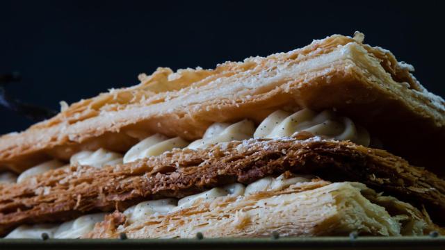 Dulce a capas con crema.