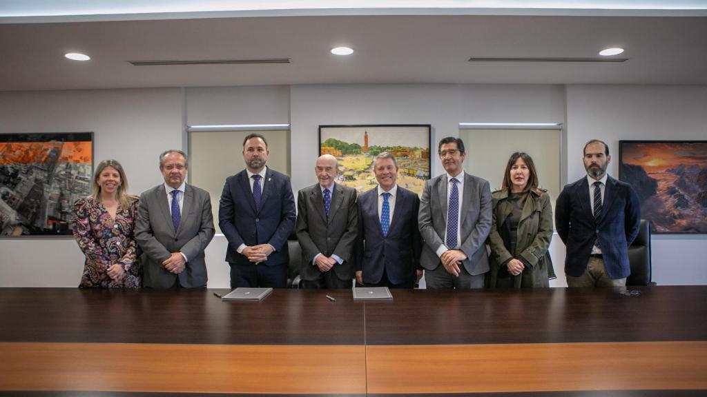 Firma de la cesión de terrenos. Foto: JCCM.