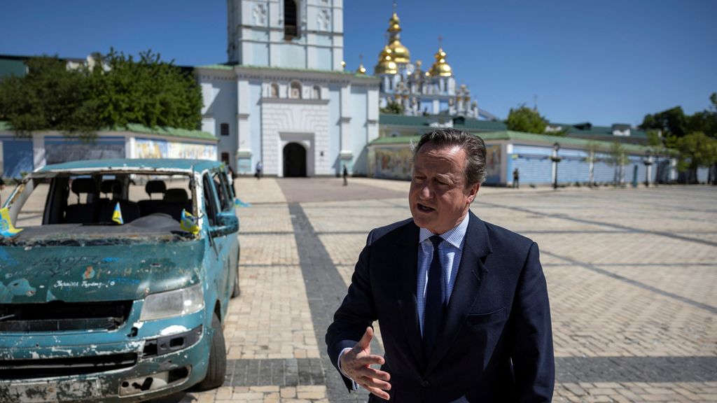 El ministro británico de Asuntos Exteriores, David Cameron, habla con un periodista, el pasado jueves en Kiev.