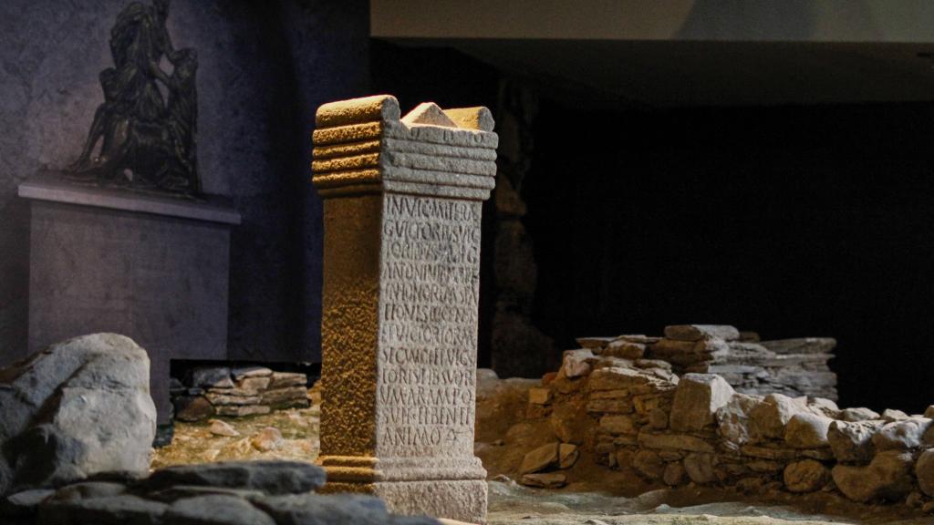 Ara dedicada a Mitra en la Domus Do Mitreo en Lugo.