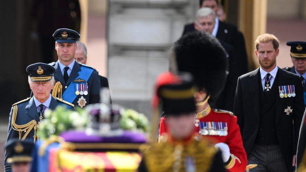 El rey Carlos III y sus hijos, los príncipes Guillermo y Harry, el día del funeral de Isabel II.
