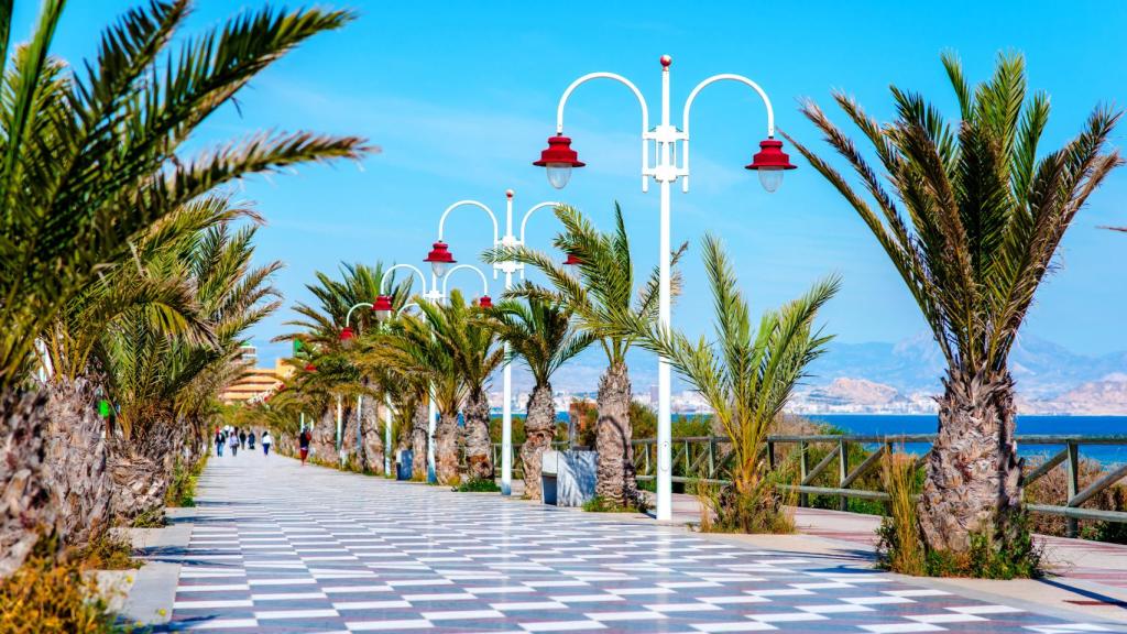 Paseo marítimo de Arenales del Sol (Elche, Alicante).