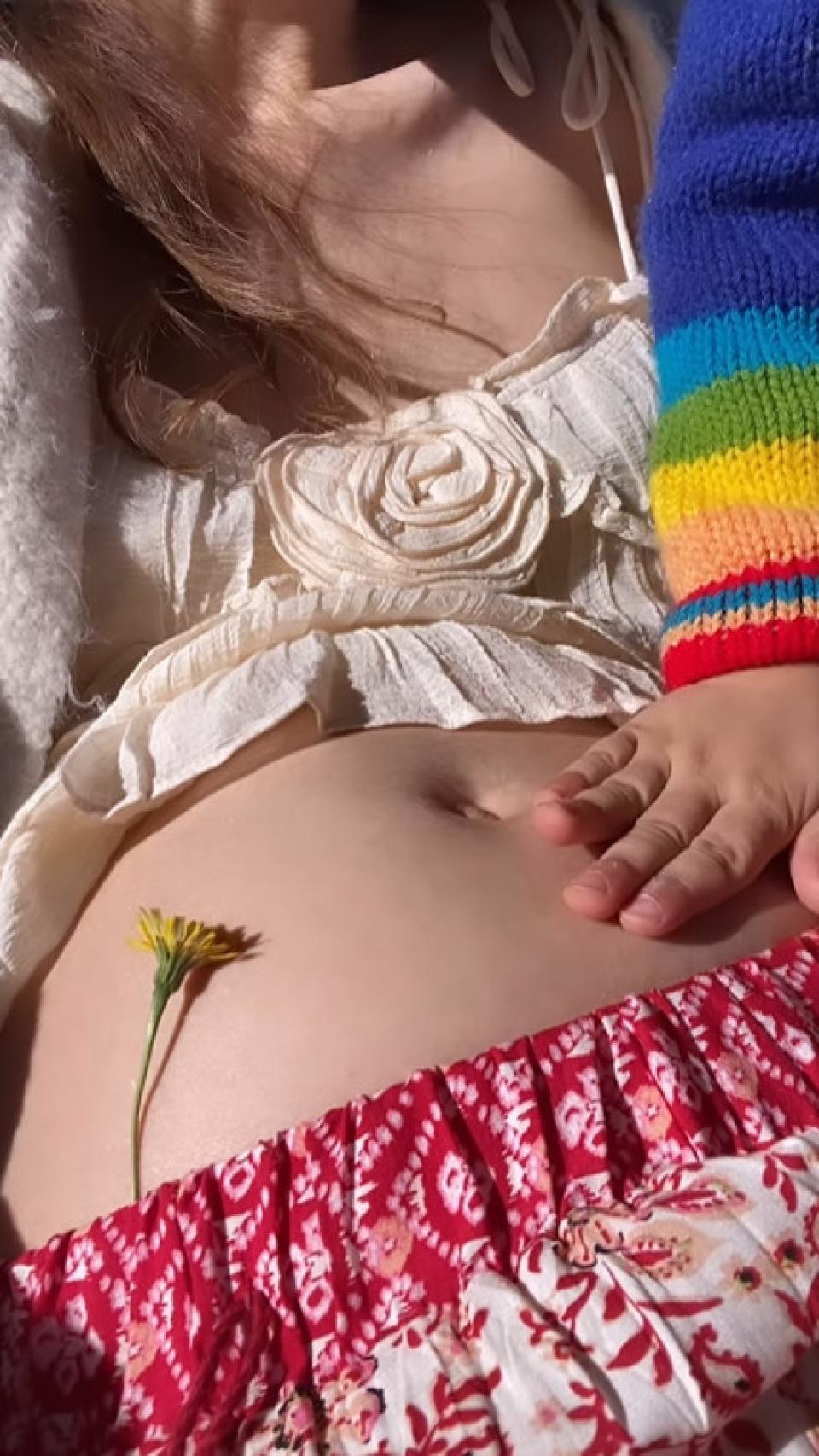 El vídeo que ha 'colgado' Paula Willems, en el que su hijo le acaricia la tripa.