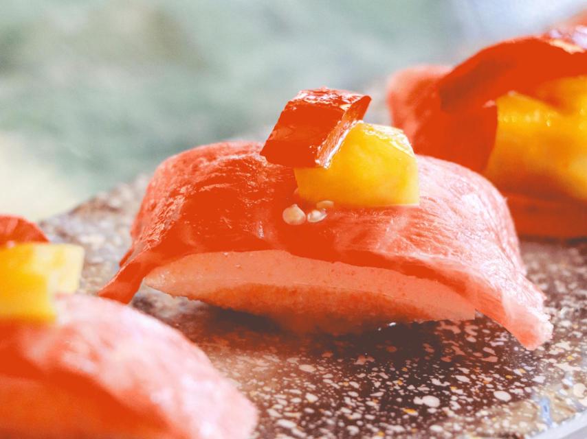 El innovador falso nigiri con atún sobre un crujiente inflado.