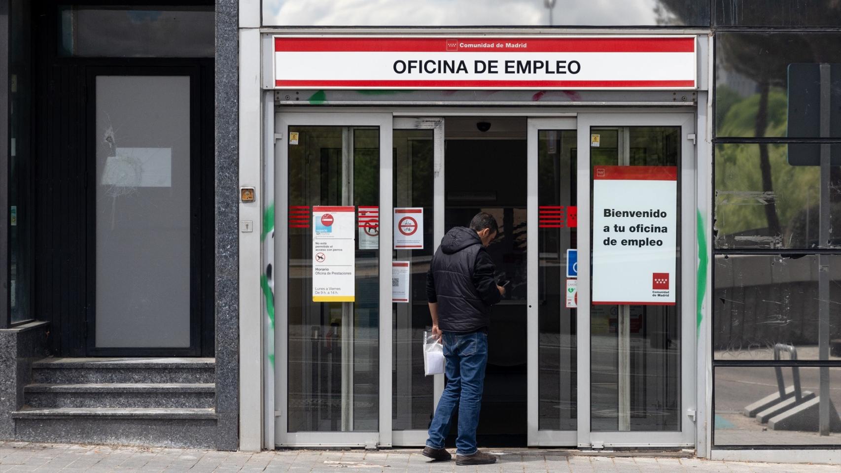 Una persona entra a una oficina del SEPE.
