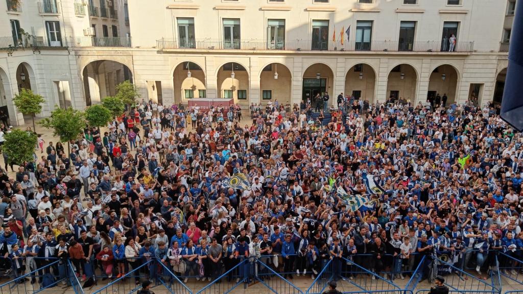 Los 6.000 herculanos en la plaza del Ayuntamiento.