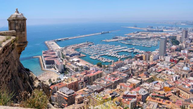 Vistas al puerto de Alicante desde el castillo.