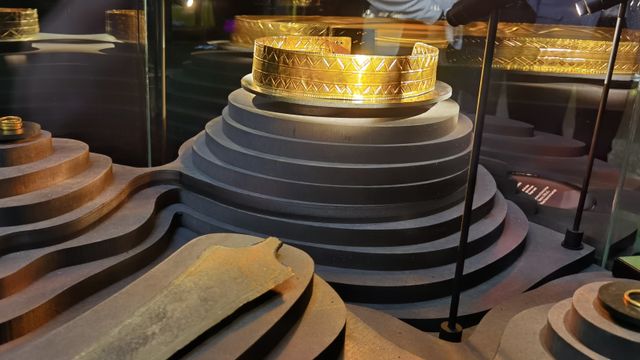 Dos de las joyas en oro que expone el Marq en 'Dinastías', donde explica las nuevas teorías de la Edad del Bronce.